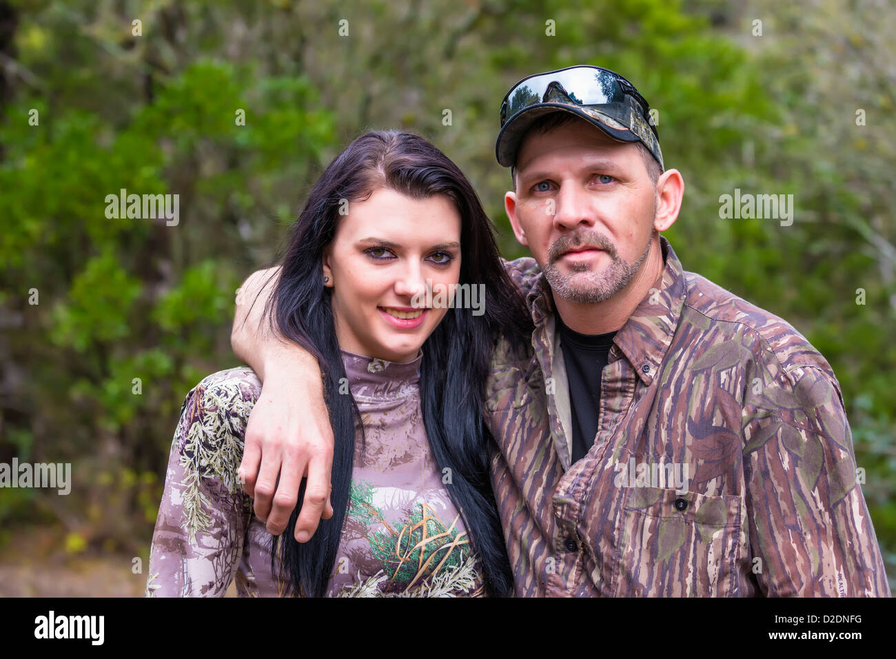Due cacciatori ritratto, padre e figlia in camuffamento vestito, Caucausian maschio, 40 anni, caucasico femmina Foto Stock