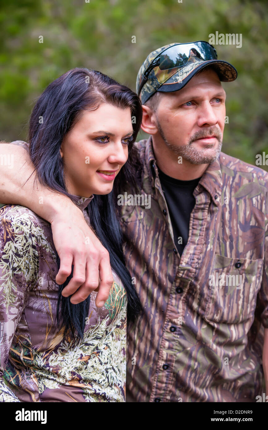 Due cacciatori ritratto, padre e figlia in camuffamento vestito, Caucausian maschio, 40 anni, caucasico femmina con i capelli lunghi Foto Stock