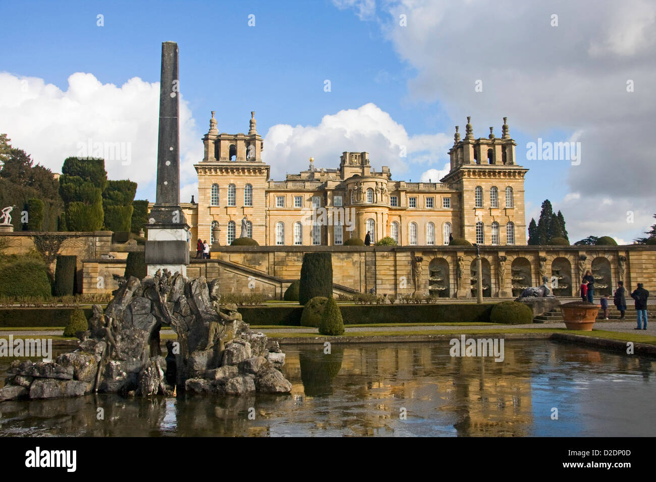 La facciata ovest dal di sotto l'acqua terrazza, il Palazzo di Blenheim, Inghilterra Foto Stock