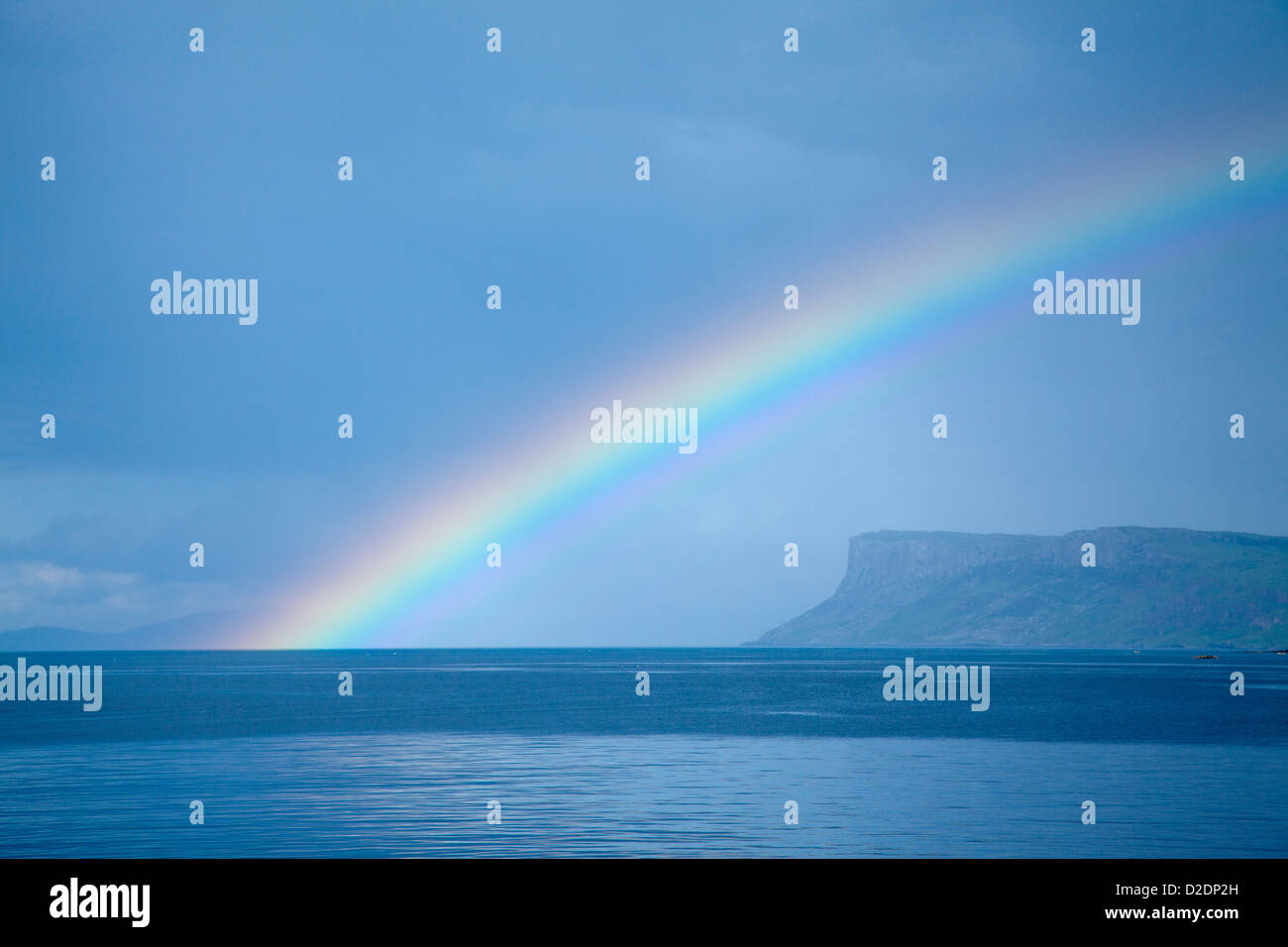 Rainbow su Fair Head, County Antrim, Irlanda del Nord. Foto Stock