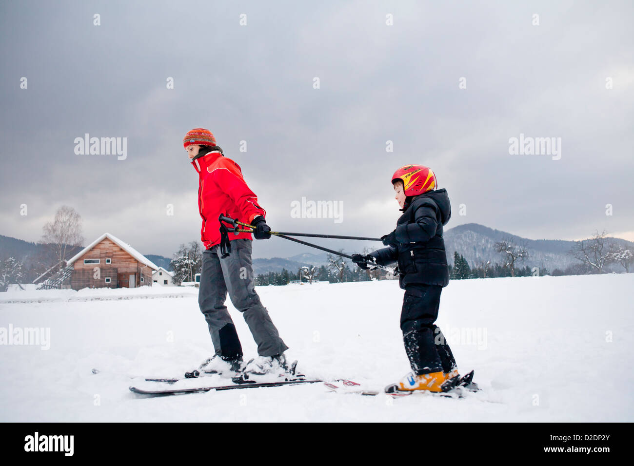 Lezioni di sci - famiglia sulla neve. Foto Stock