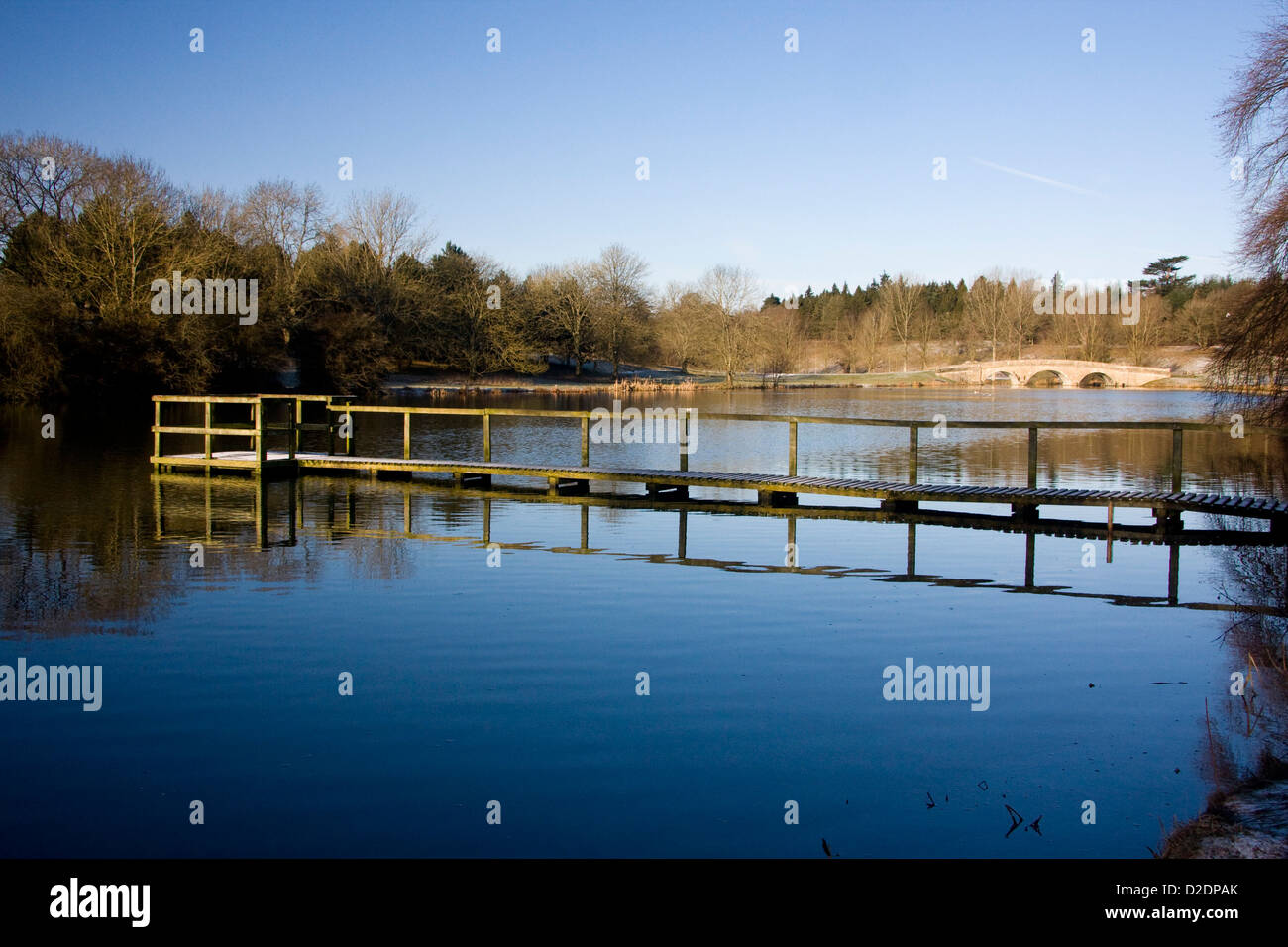 In inverno il sole sul pontile e il lago, il Palazzo di Blenheim, Inghilterra Foto Stock