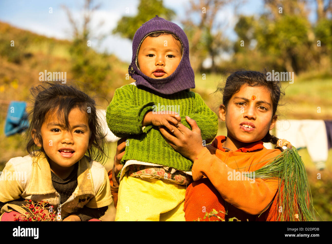 Bambini nepalesi in abbigliamento tradizionale nei foothills dell'Himalaya, Nepal. Foto Stock