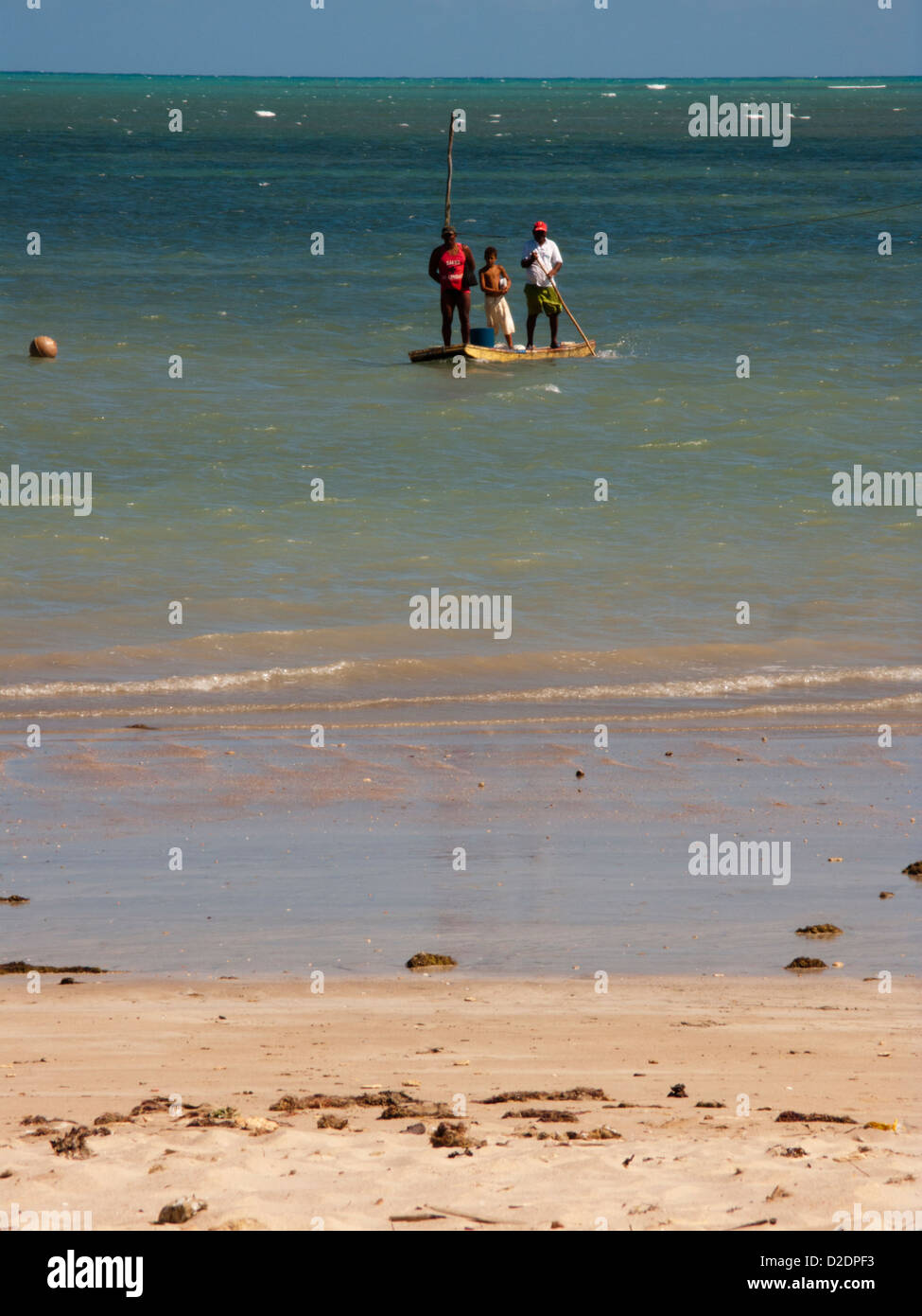 La popolazione locale in piccolo gommone a Barra de Camaragibe, Alagoas, Brasile Foto Stock
