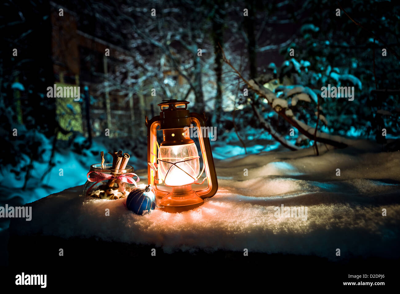 Installazione di Natale con una lampada e la decorazione sulla neve Foto Stock