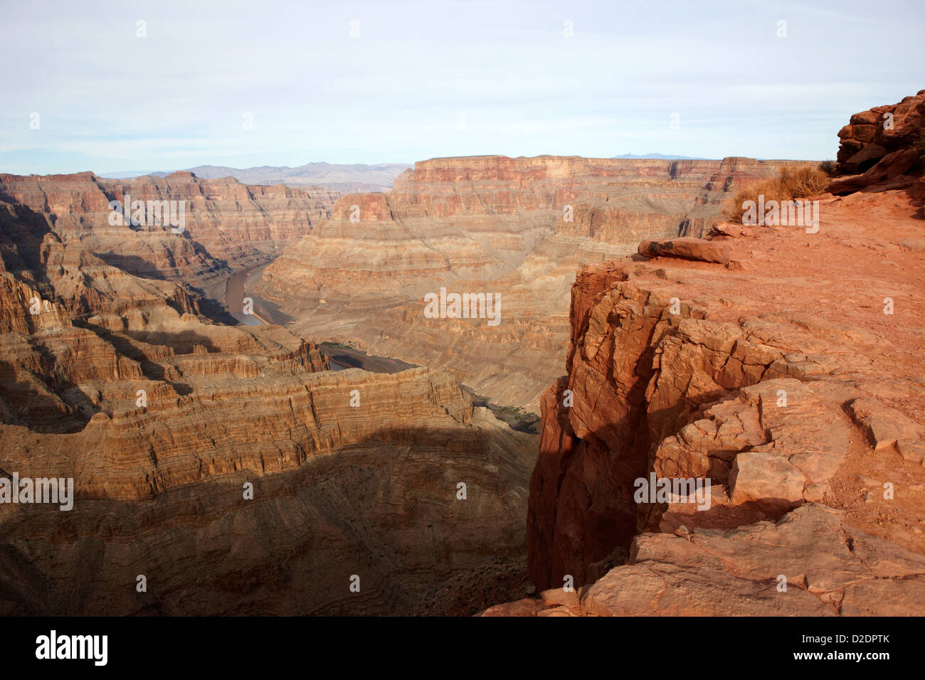 Esaminando il Grand Canyon e il fiume Colorado guano point Grand Canyon West arizona usa Foto Stock
