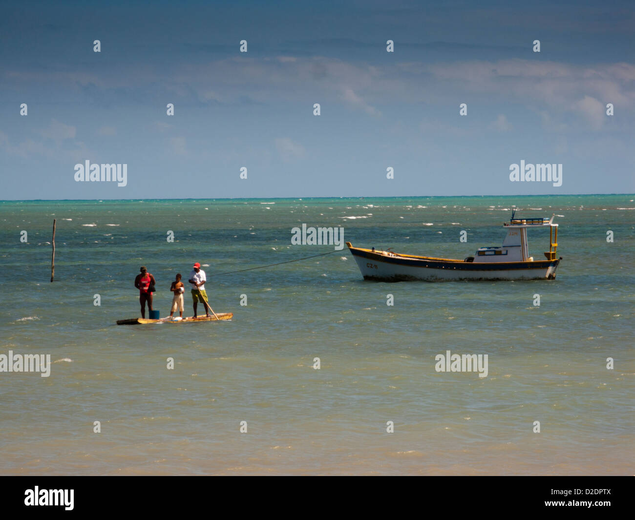 La popolazione locale in piccolo gommone a Barra de Camaragibe, Alagoas, Brasile Foto Stock
