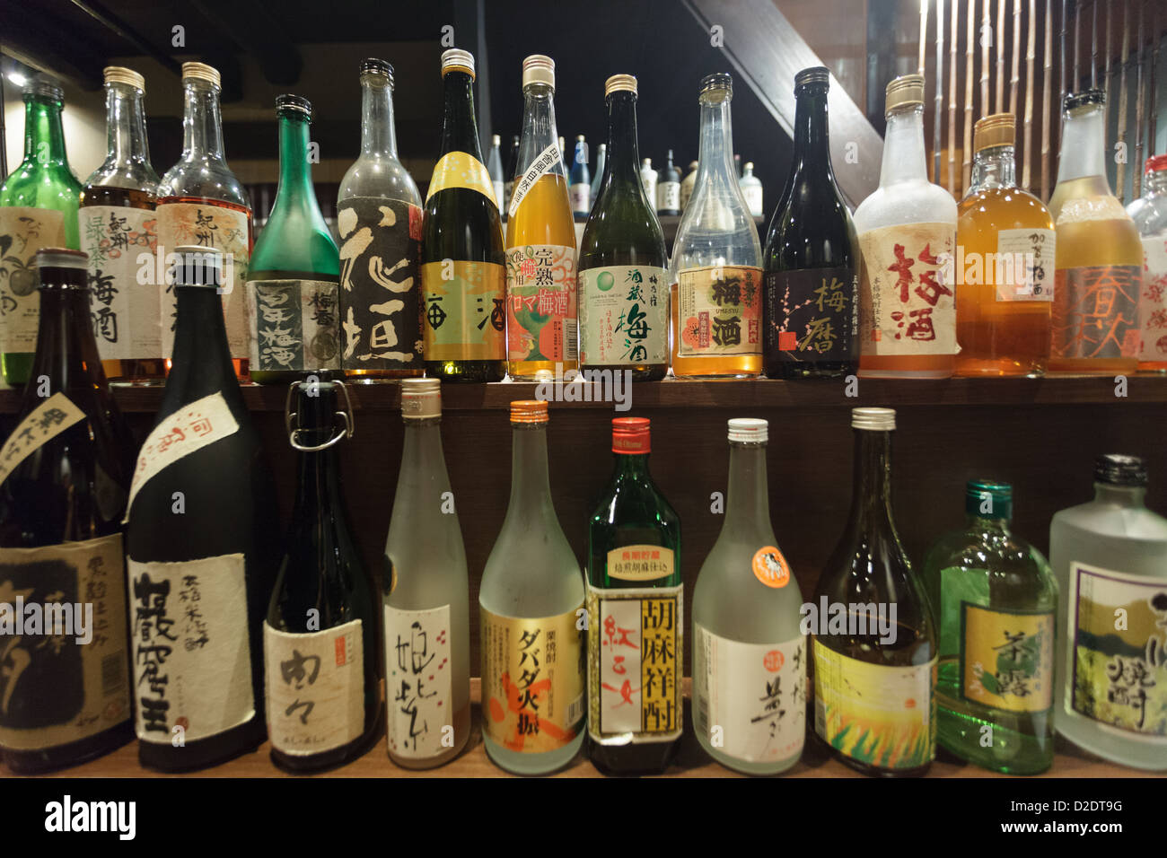 Fila di tradizionali liquori giapponese in un ristorante, Kyoto, Giappone Foto Stock