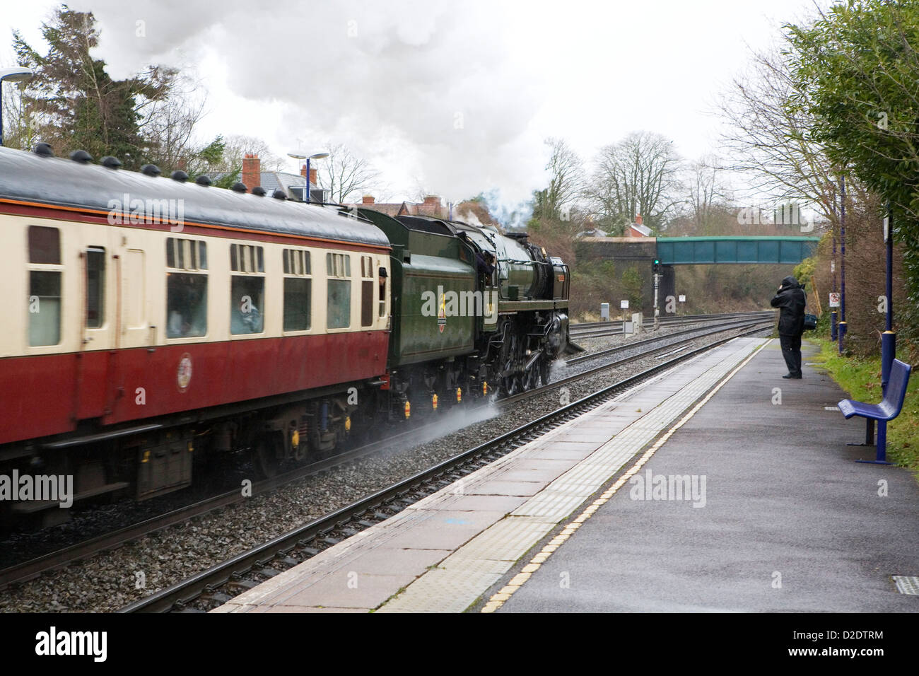 Locomotiva a vapore Britannia n. 7000 andando ad alta velocità attraverso il Goring on Thames, Oxfordshire, Inghilterra Stazione ferroviaria 2012. Foto Stock