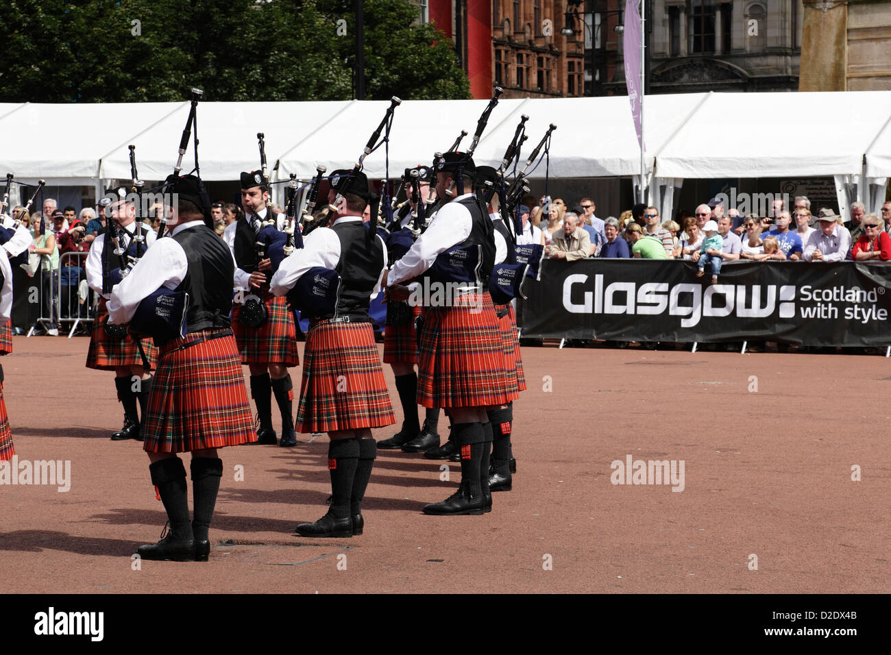 Strathclyde Police Pipe Band si esibisce al Piping Live Event di George Square, nel centro di Glasgow, Scozia, Regno Unito Foto Stock