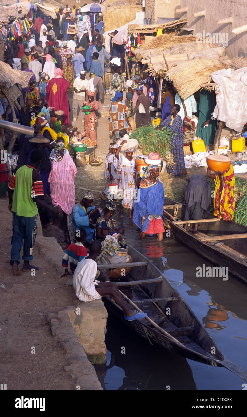 Strada del mercato di un villaggio sul Niger Inland Delta, Mali, Africa occidentale. Foto Stock