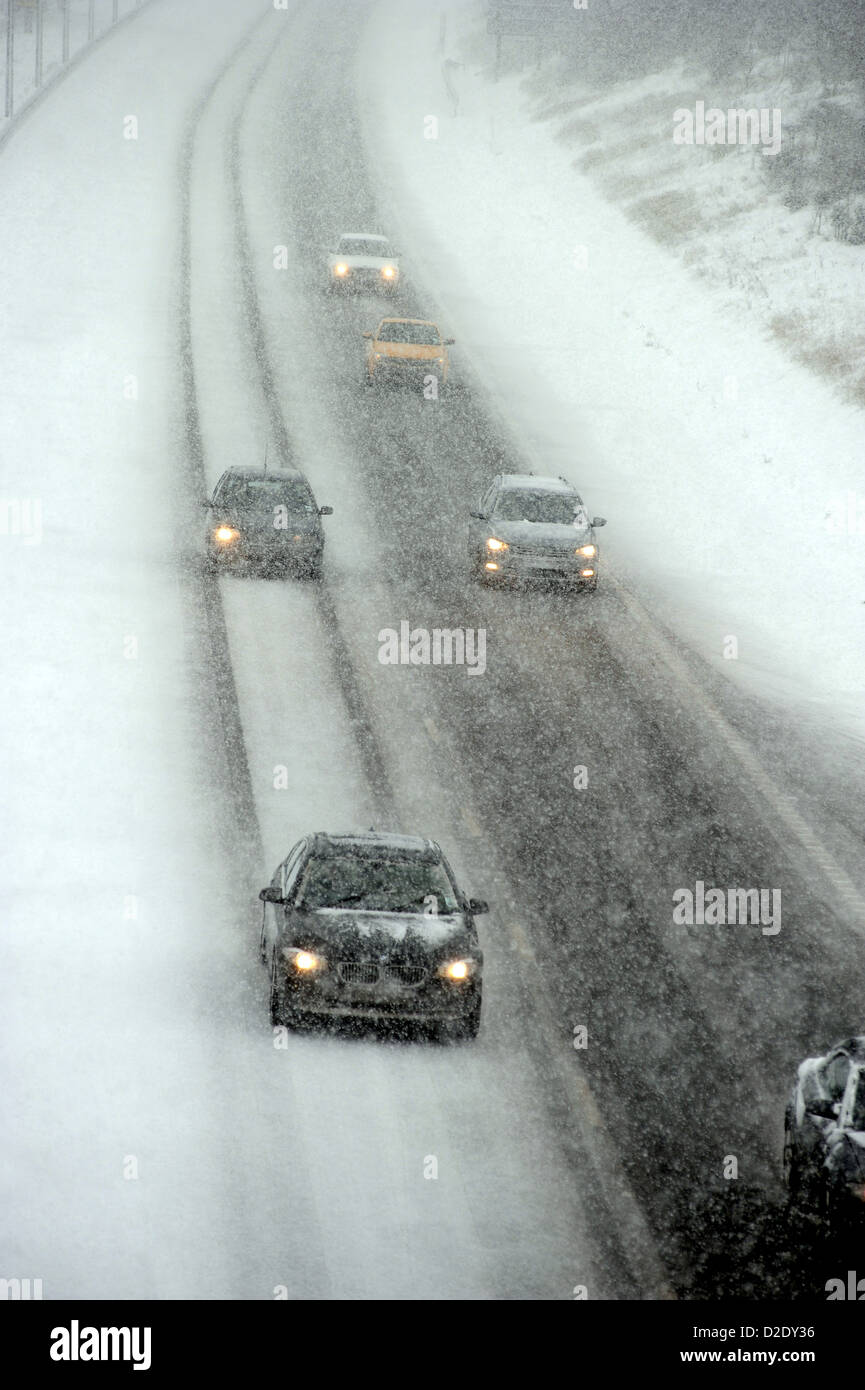 Driver sulla M6 strada a pedaggio Autostrada vicino a CANNOCK STAFFS nella tormenta di neve ghiacciata nuovamente le condizioni di visibilità scarsa cattivo tempo invernale Foto Stock