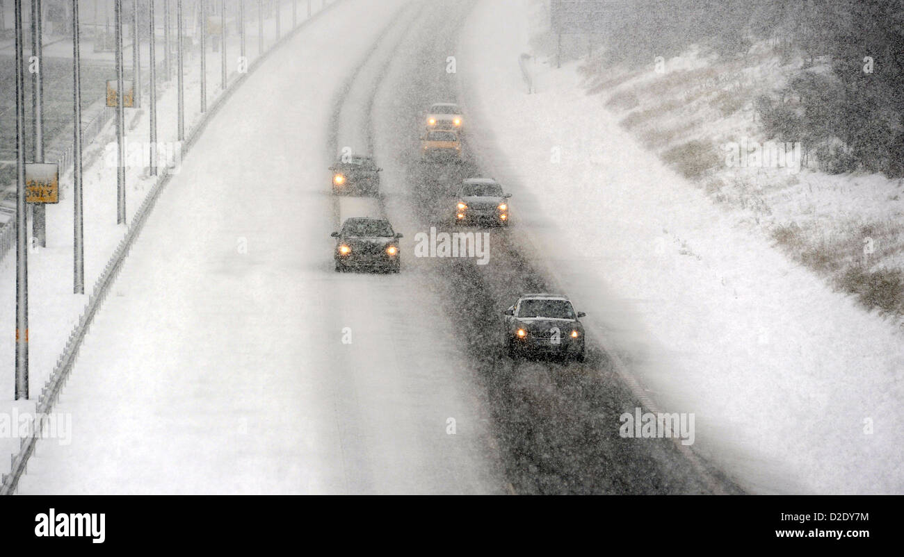 Driver sulla M6 strada a pedaggio Autostrada vicino a CANNOCK STAFFS nella tormenta di neve ghiacciata ghiaccio condizioni di cattiva visibilità scarsa Inverno Meteo Foto Stock