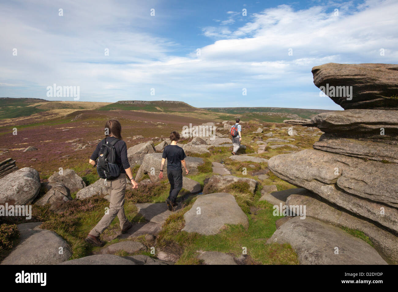 Walkers su Owler Tor. Parco Nazionale di Peak District, South Yorkshire, Regno Unito. Settembre. Modello rilasciato. Foto Stock