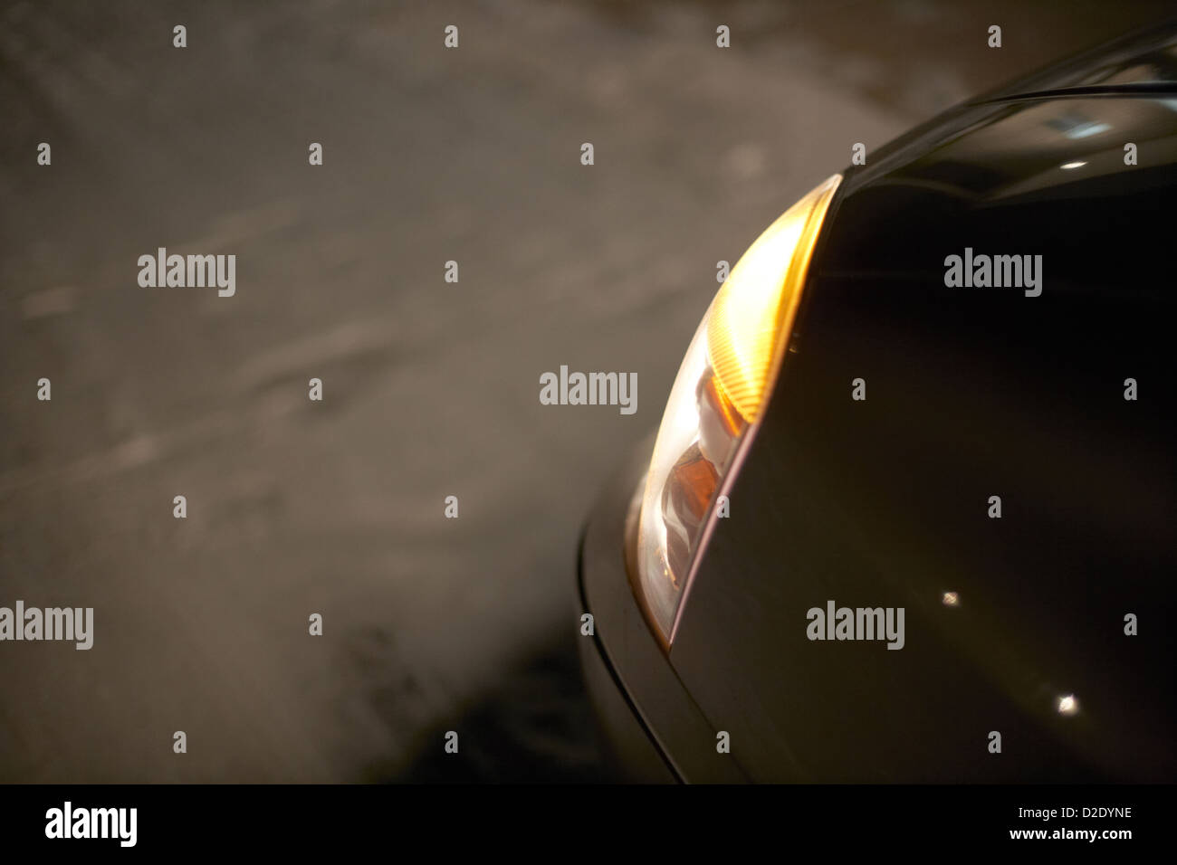 Auto illuminazione dei fari fino la coperta di neve street saskatchewan canada Foto Stock
