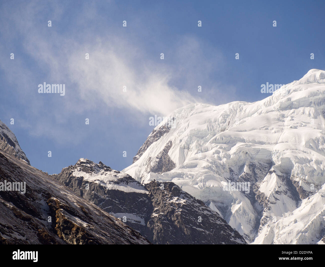 Annapurna sud con alta venti che soffiano spindrift off il vertice, Santuario di Annapurna, himalaya nepalese. Foto Stock
