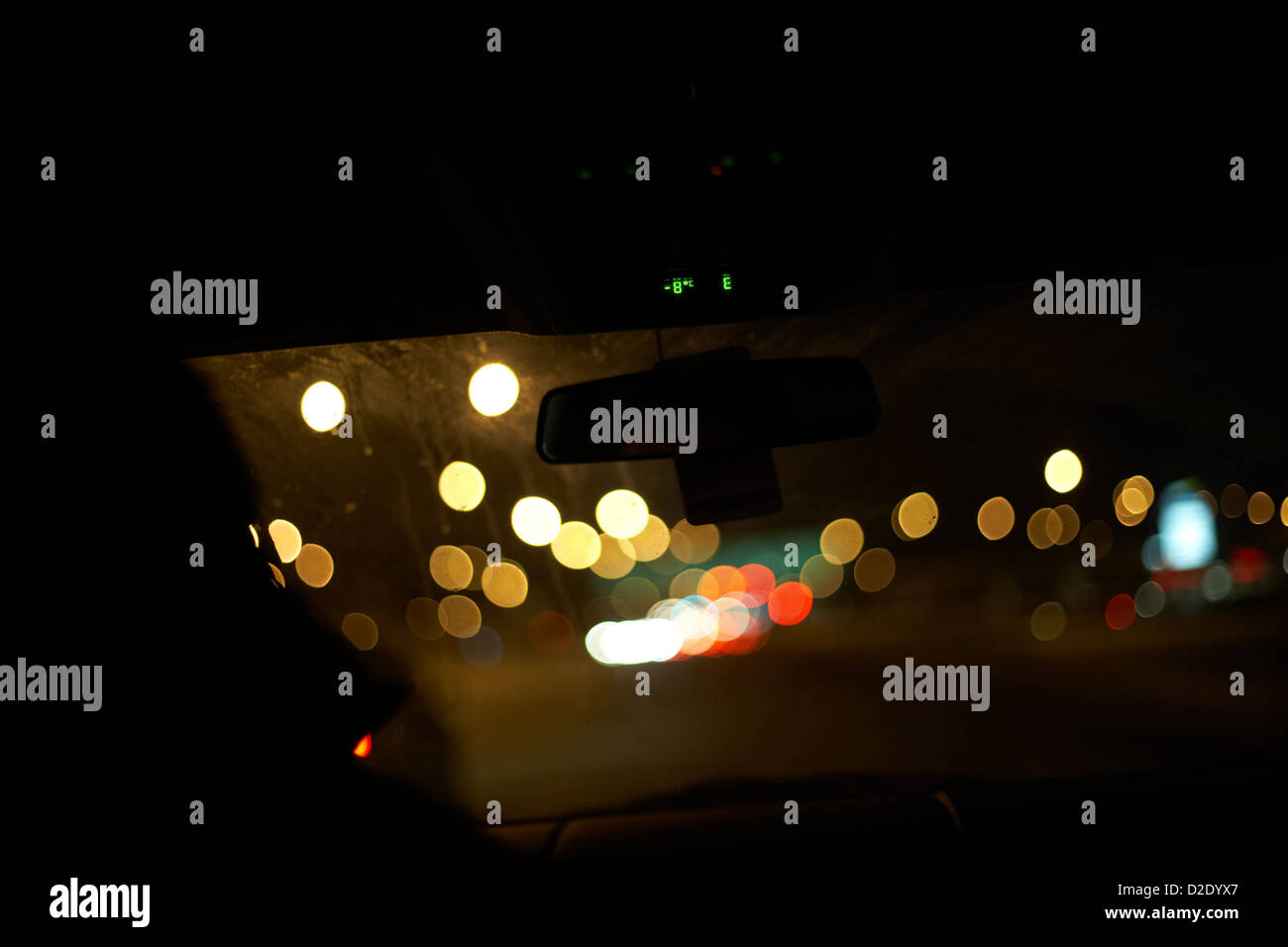 La guida auto città di avvicinamento al freddo inverno notte saskatoon saskatchewan canada Foto Stock