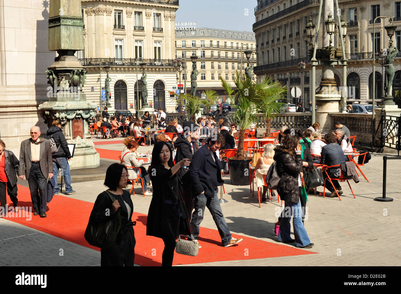 I turisti al di fuori del café presso la casa dell'Opera di Parigi Foto Stock