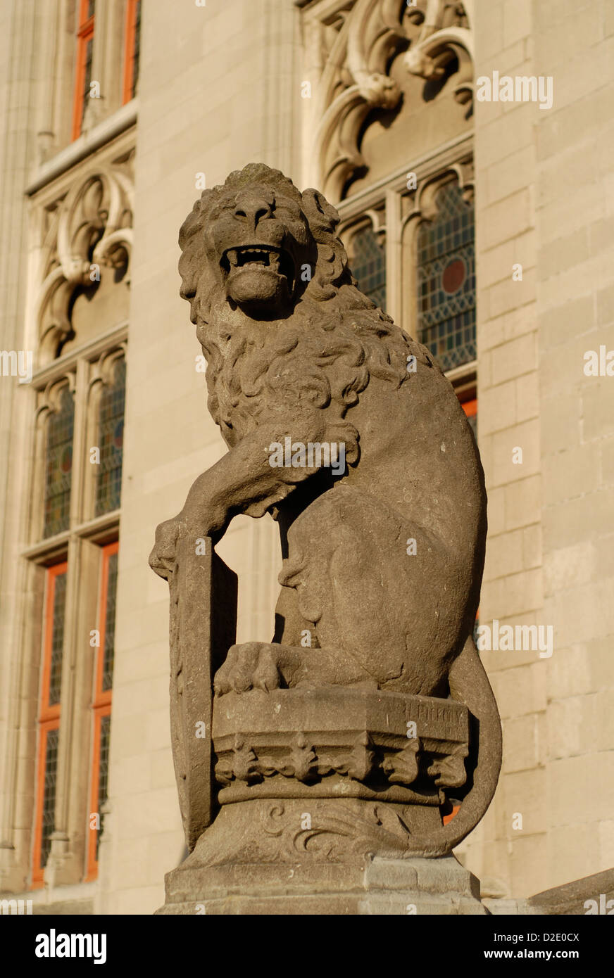 Vecchia pietra intagliata lion al di fuori il provinciaal hof in Bruges Belgio Foto Stock