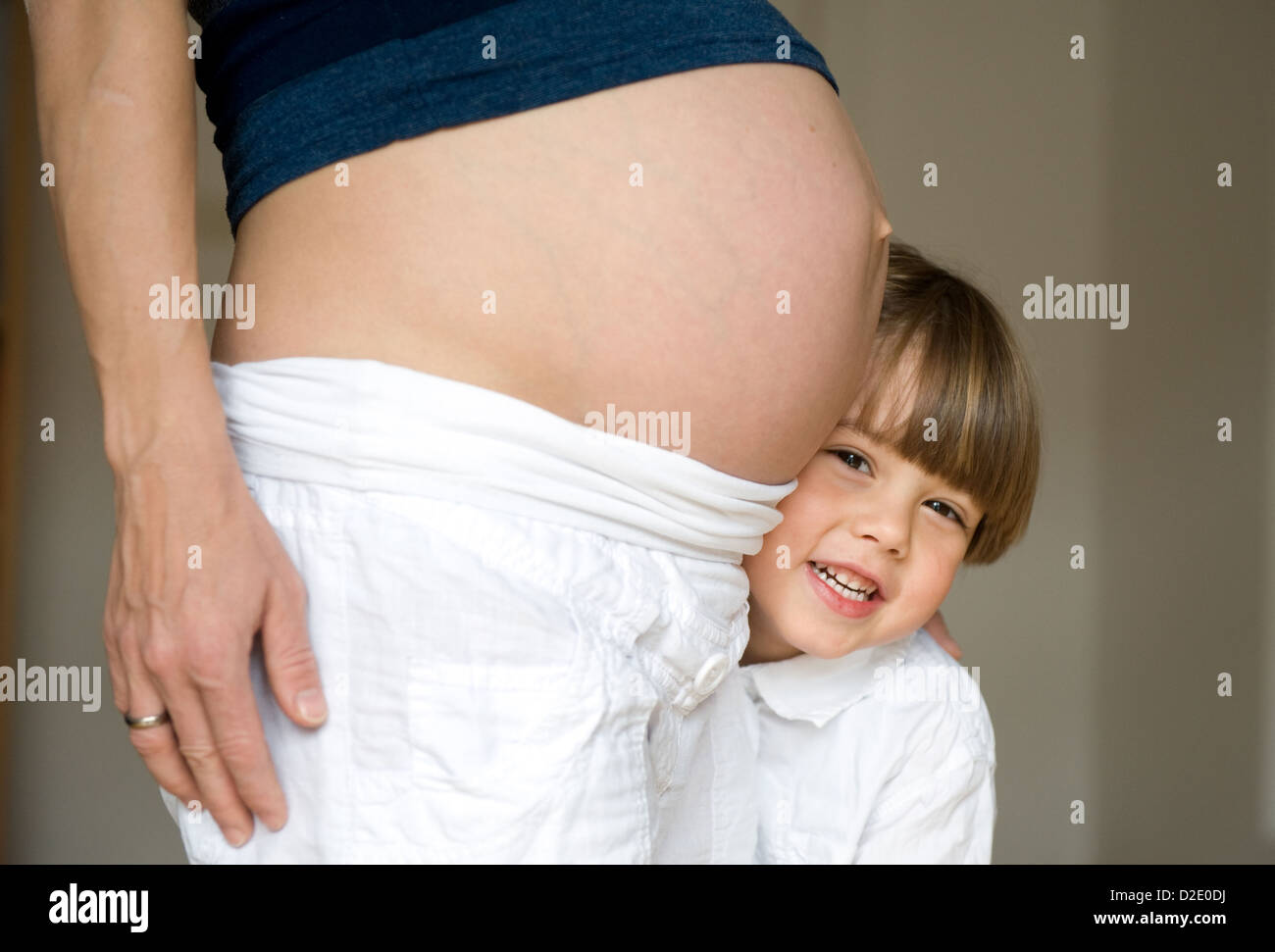 Berlino, Germania, la gravidanza di una madre con il figlio Foto Stock