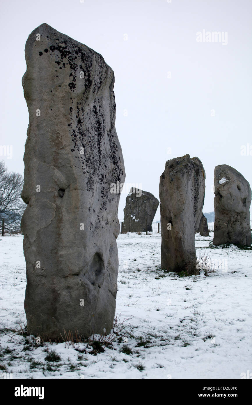 Pietre permanente ad Avebury nella neve Foto Stock