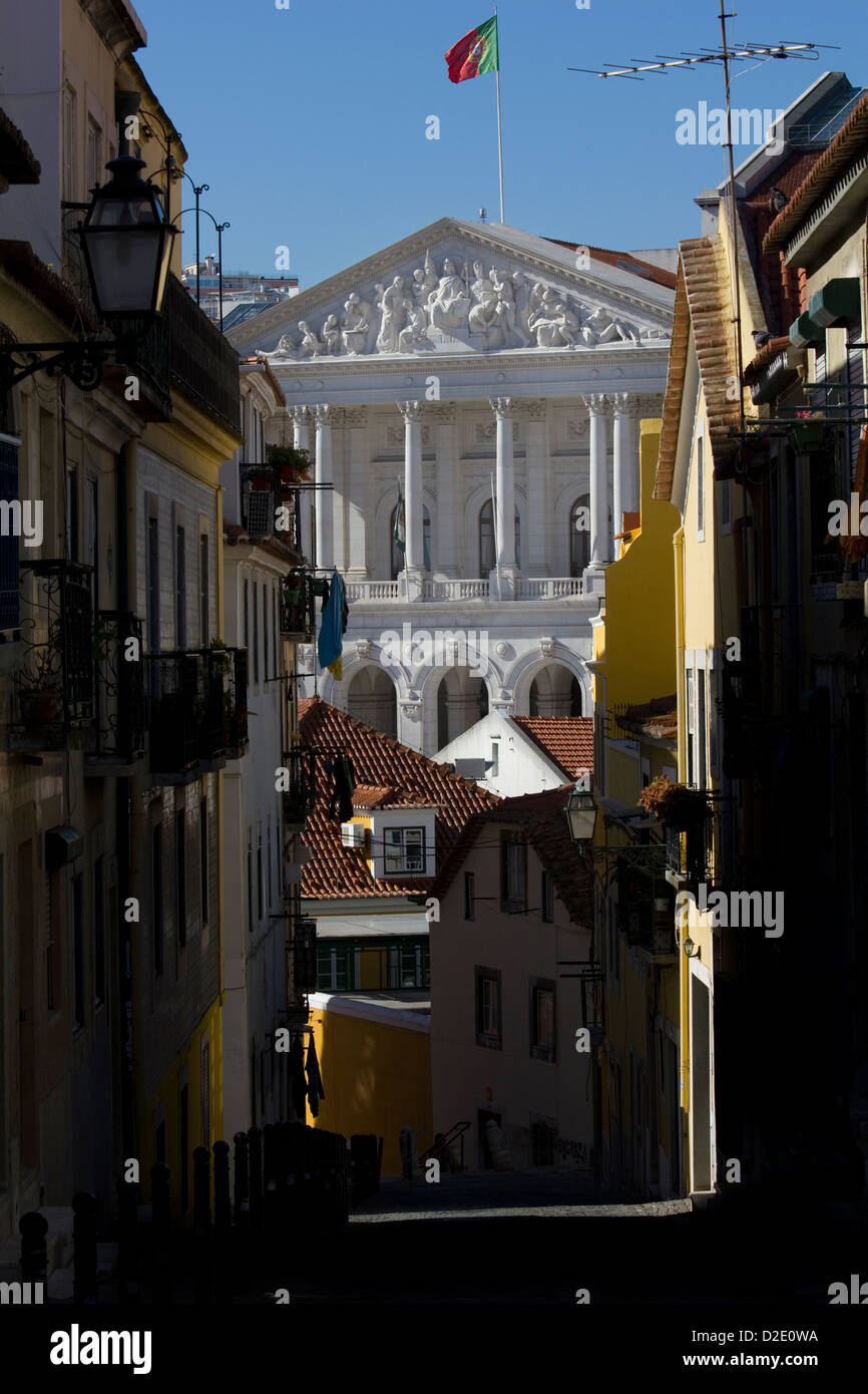 Il palazzo del parlamento di Lisbona, Portogallo. Palácio de São Bento. Visto da un lato oscuro street. Foto Stock