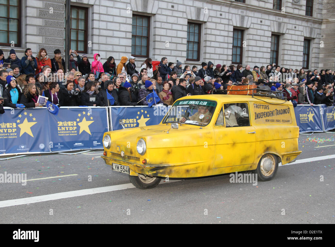 Soltanto gli sciocchi e cavalli van al 2013 Sfilata di capodanno a Londra Foto Stock