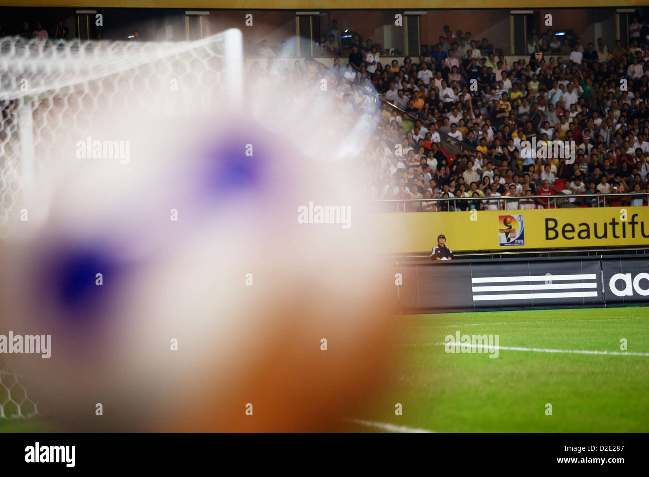 Il portiere danese è oscurato da un colpo da un Brasile player che quasi colpito il fotografo durante una donna World Cup Match Foto Stock