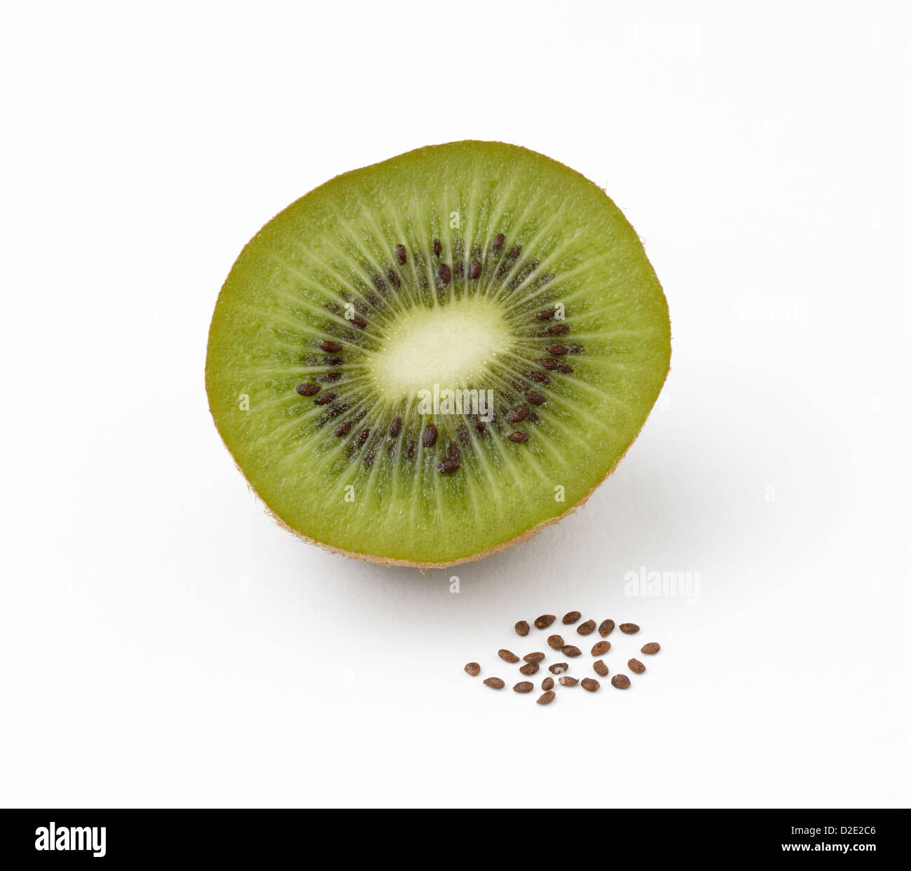 I kiwi, Actinidia deliciosoa, affettato aperto che mostra i semi al suo interno e con un mucchio di semi nella parte anteriore Foto Stock