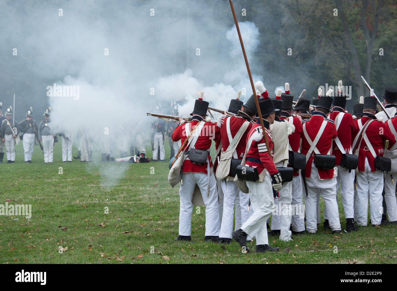 Re-enactors che rappresentano i soldati britannici della guerra del 1812 rievocazione della battaglia di Queenston Heights Foto Stock