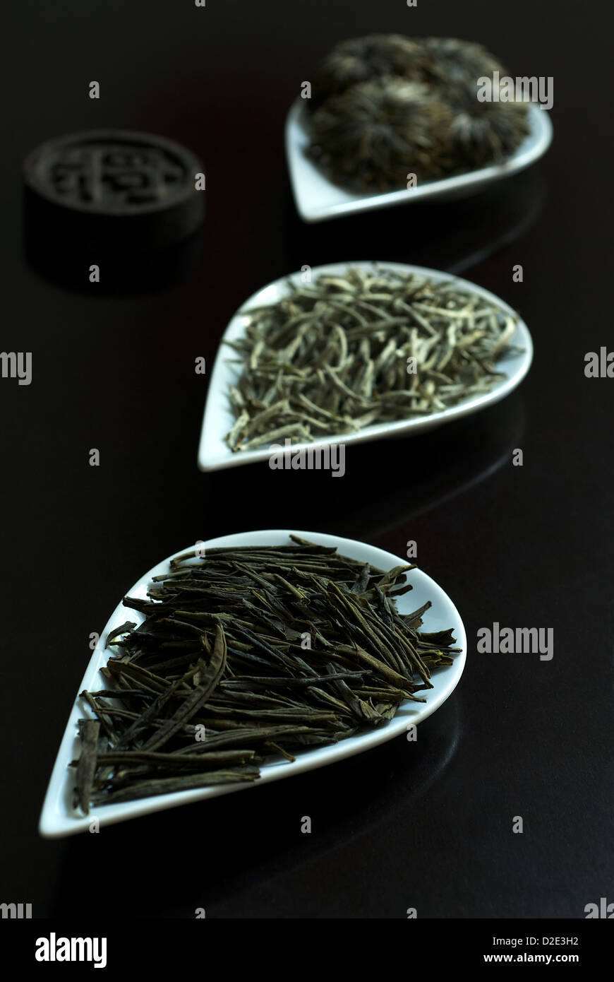 Berlino, Germania, tre tè cinesi in piccole ciotole su sfondo nero Foto Stock