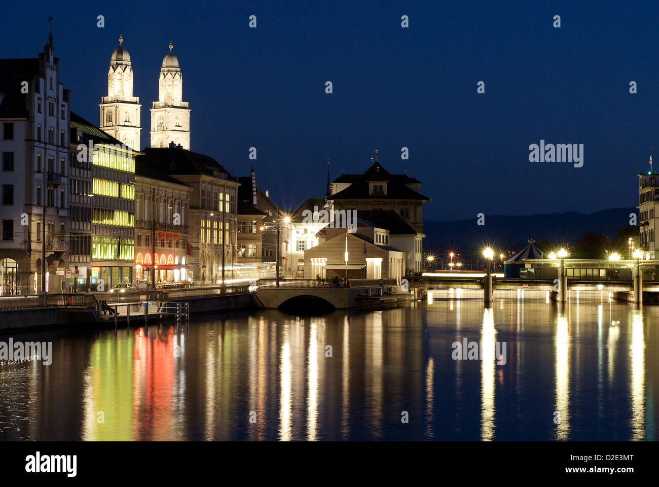 Zurigo, Svizzera, serata presso il Limmatquai con le torri di Grossmuenster Foto Stock