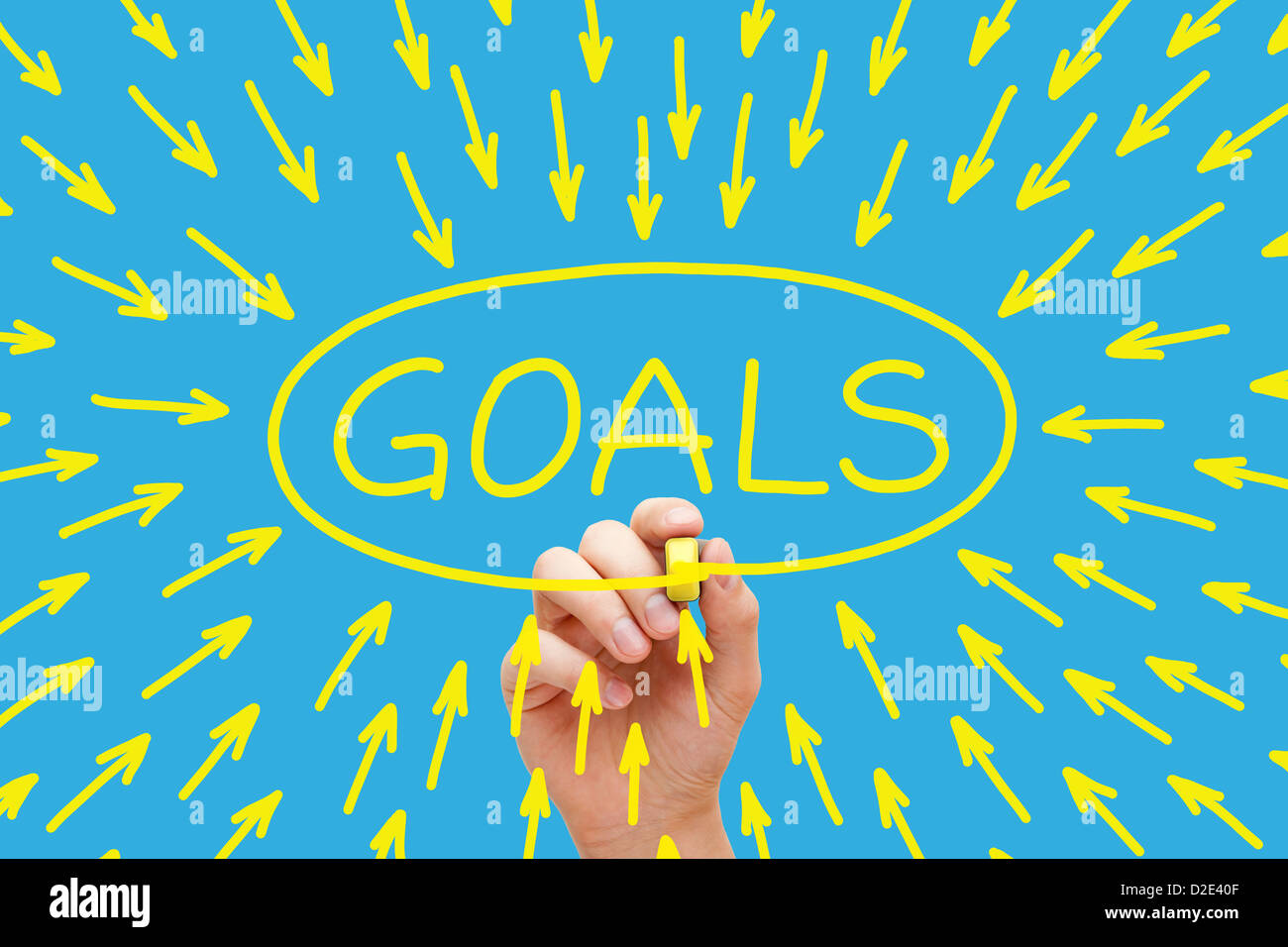 Disegno a mano il concetto di obiettivi con riferimento giallo sul panno trasparente di bordo su sfondo blu. Foto Stock