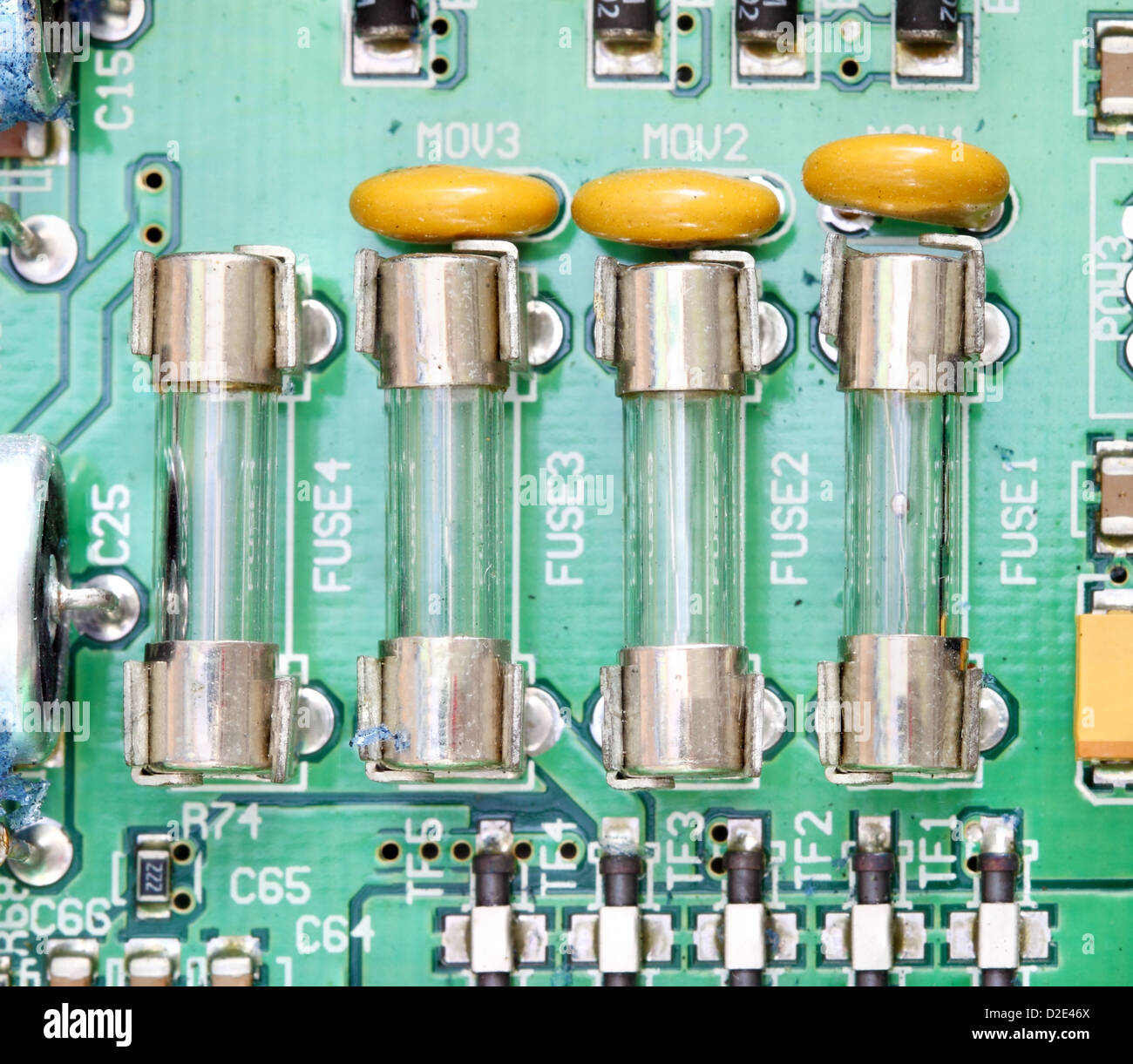 Il fusibile e il componente con la scheda a circuito elettronico Foto Stock