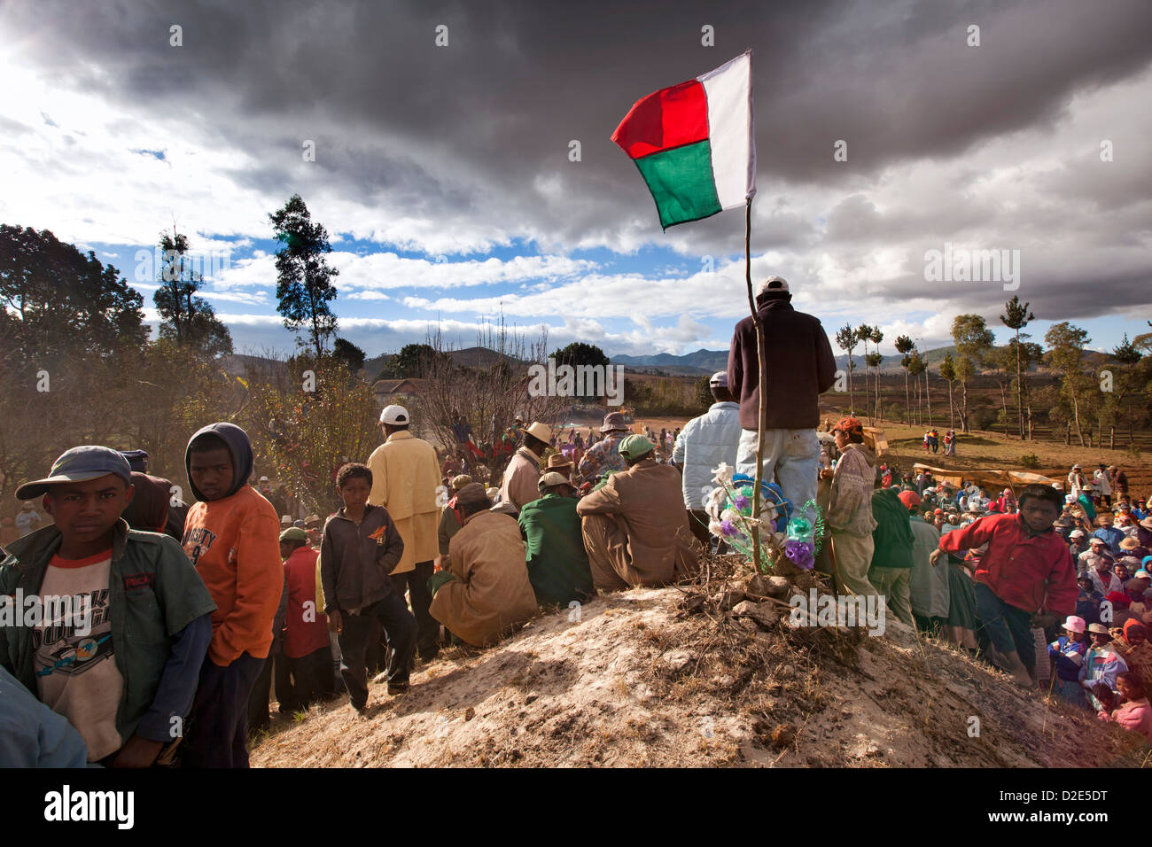 Madagascar, Antsirabe, famadihana 'Turning delle ossa' Betsileo tradizionale cerimonia tribale, bandiera sulla tomba Foto Stock