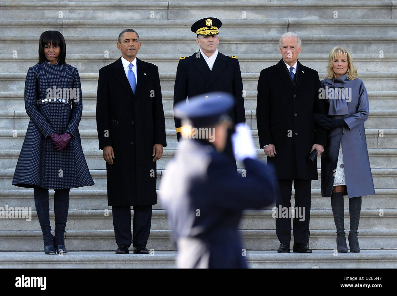 Gen 21, 2013 - Washington, Distretto di Columbia, Stati Uniti d'America - il Presidente Barack Obama, la seconda da sinistra, accompagnato da, da sinistra, la first lady Michelle Obama, Esercito Il Mag. Gen. Michael J. Linnington, Vice presidente Joe Biden e il dottor Jill Biden guardare durante il riesame presidenziale di truppe sul lato est del Campidoglio di Washington, lunedì 21 gennaio, 2103, seguente il presidente del giuramento nella cerimonia di 57th inaugurazione presidenziale. (Credito Immagine: © Cj Gunther/Piscina/Prensa Internacional/ZUMAPRESS.com) Foto Stock