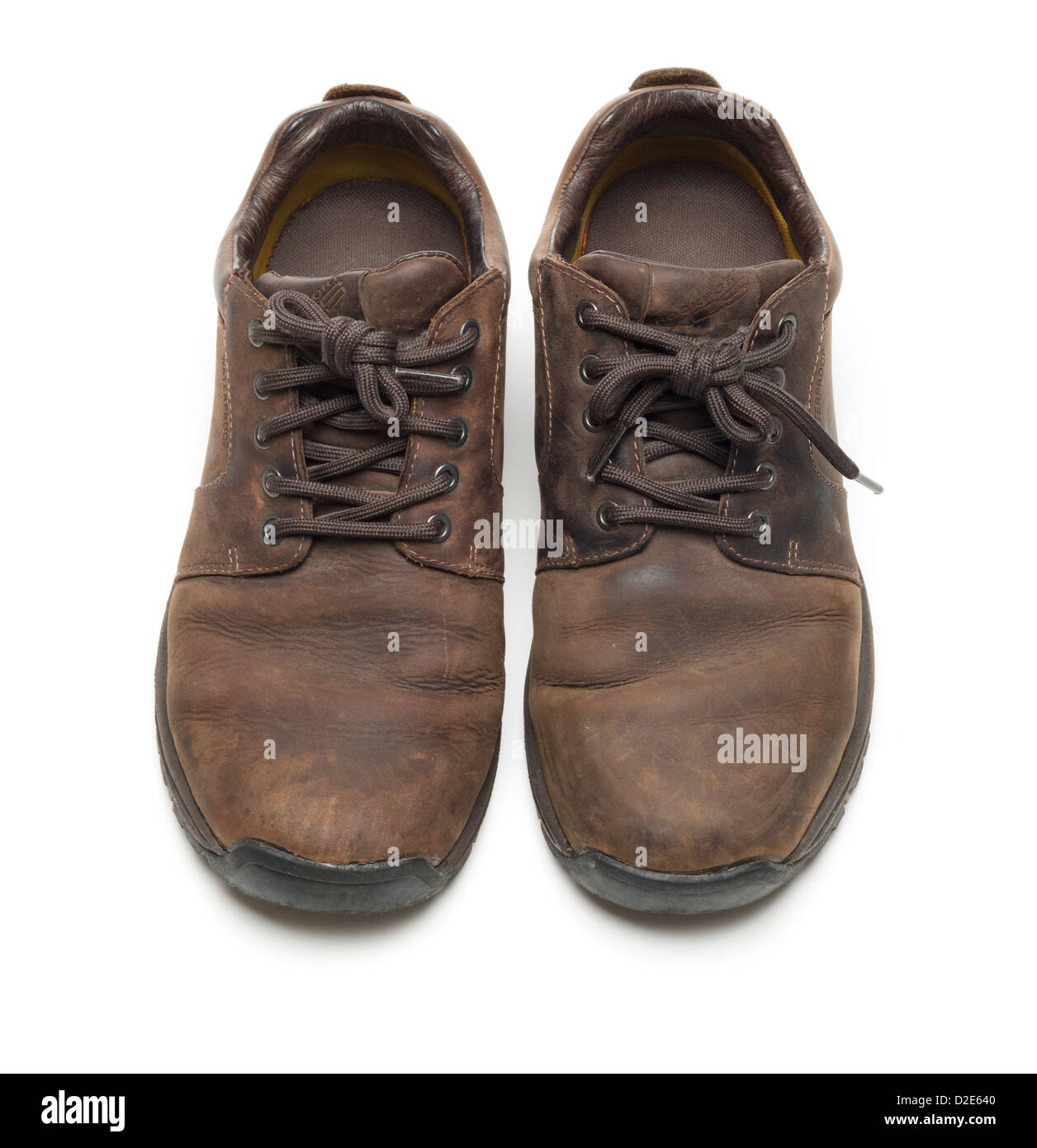 Una coppia di marrone indossato scarpe di cuoio isolati su sfondo bianco Foto Stock