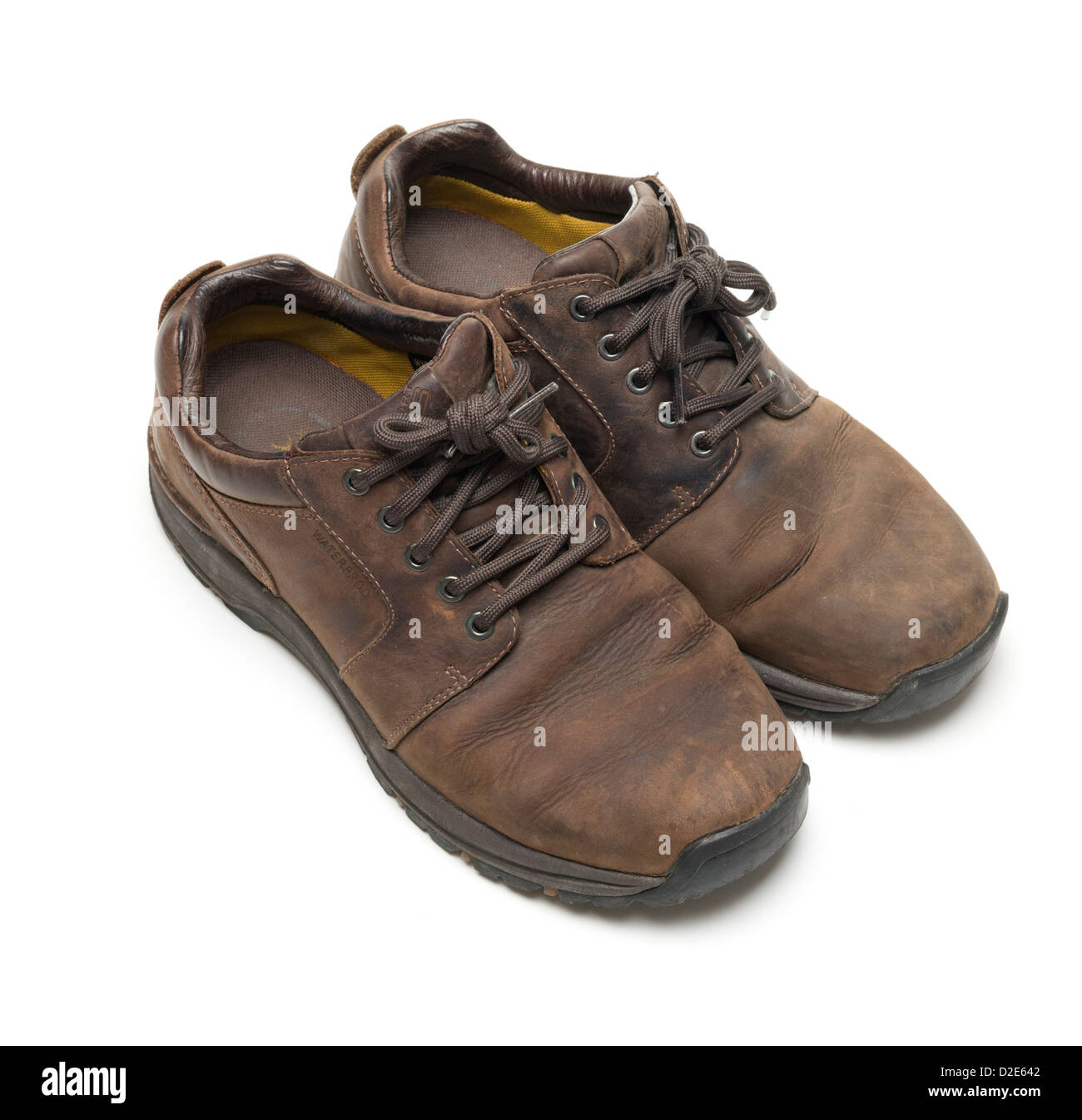 Una coppia di marrone indossato scarpe di cuoio isolati su sfondo bianco Foto Stock