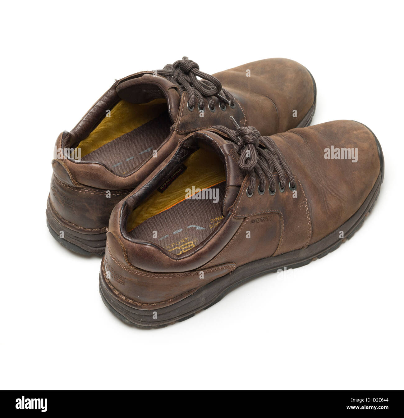Una coppia di marrone indossato scarpe di cuoio isolati su sfondo bianco Foto Stock