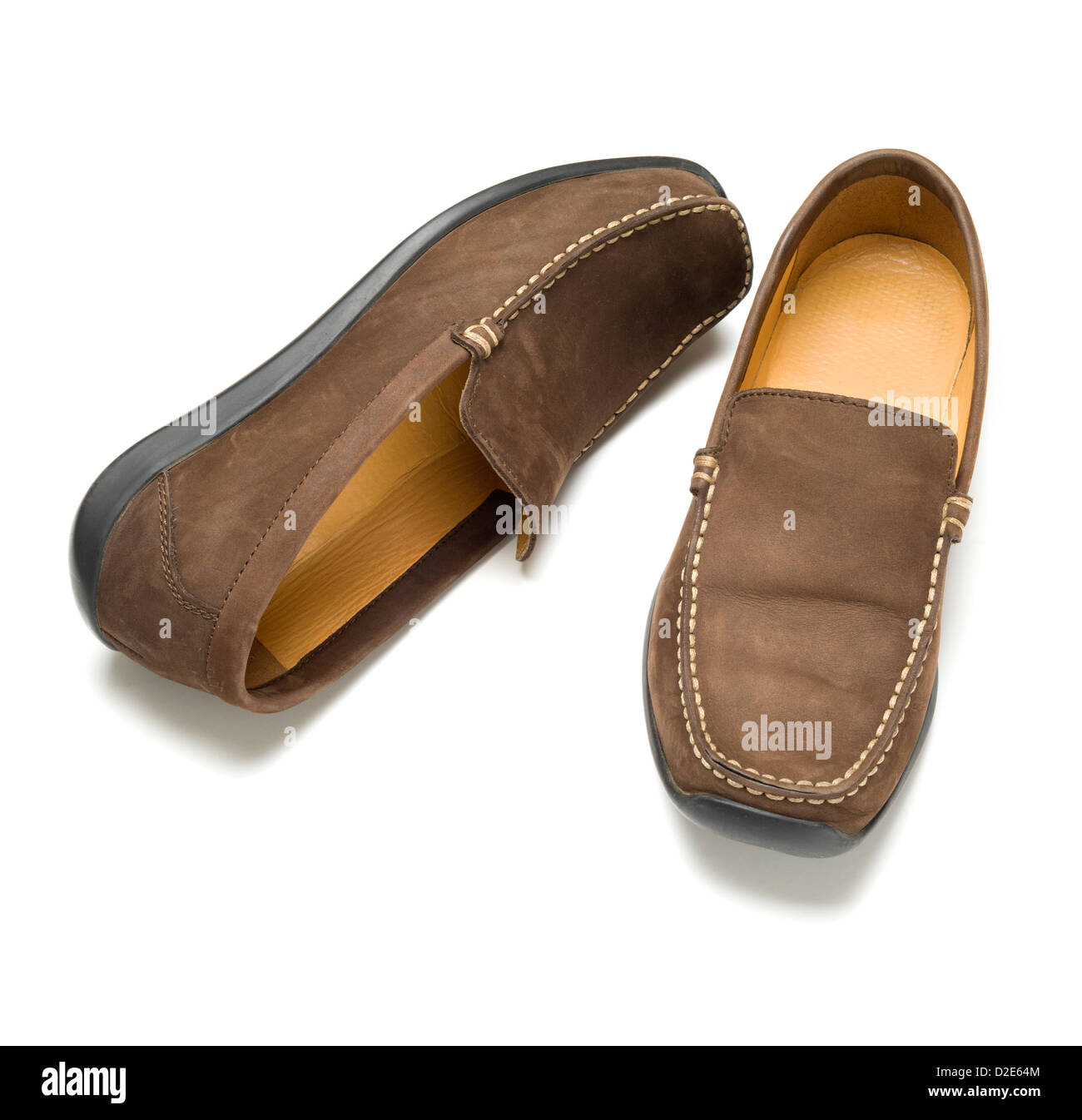 Una coppia di marrone scarpe scamosciate isolati su sfondo bianco Foto Stock