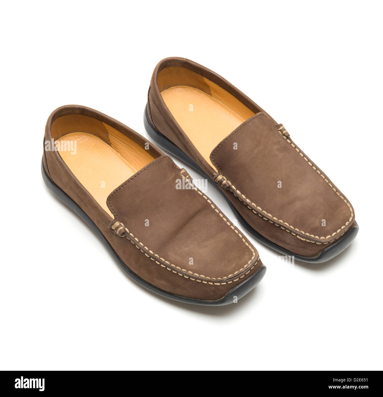 Una coppia di marrone scarpe scamosciate isolati su sfondo bianco Foto Stock