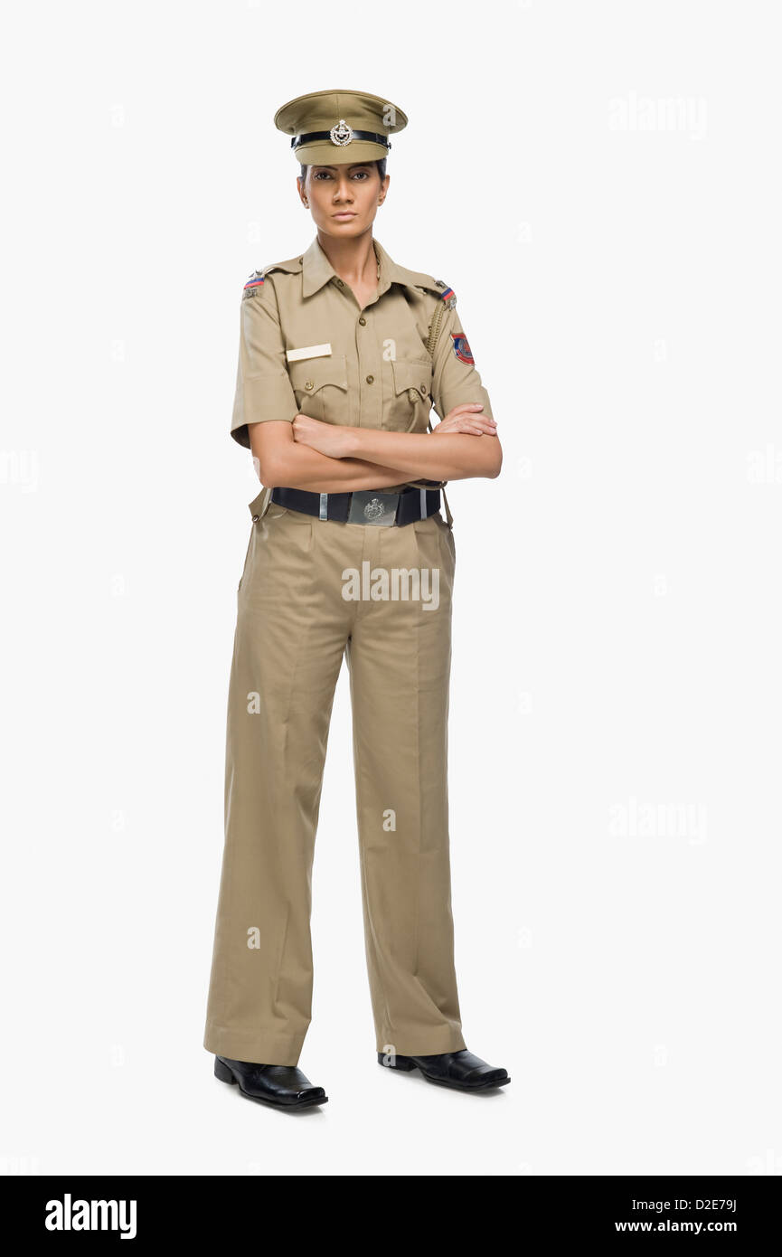 Ritratto di una femmina di funzionario di polizia con le braccia incrociate Foto Stock