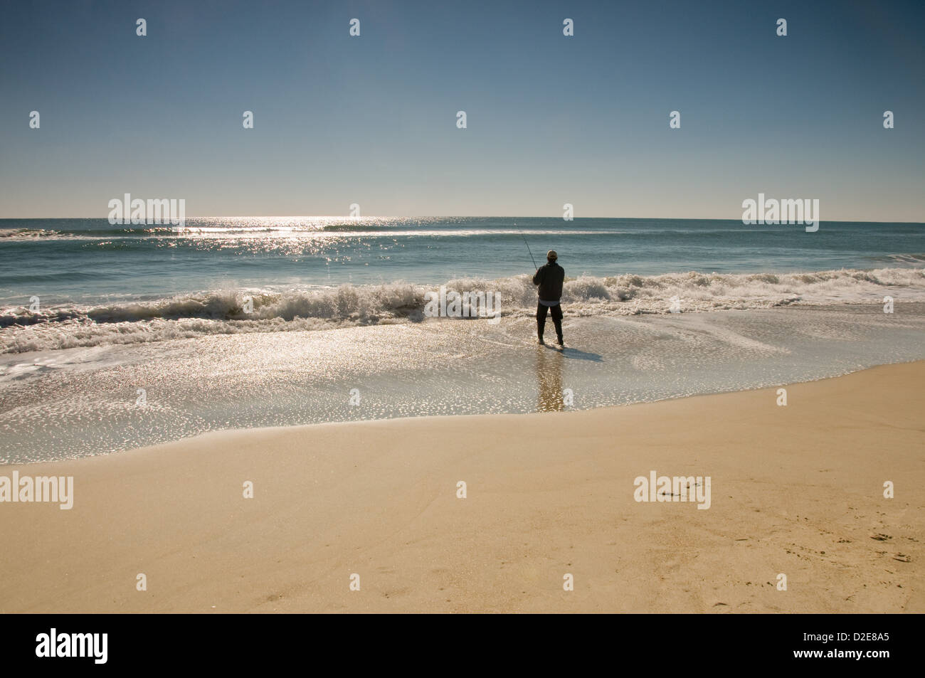 La Pesca in oceano Atlantico dalla spiaggia di Isola di Smeraldo, North Carolina, STATI UNITI D'AMERICA Foto Stock