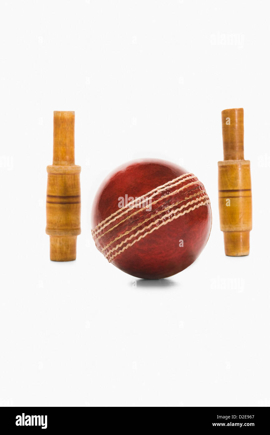 Close-up di una sfera di cricket e di tensionamento Foto Stock