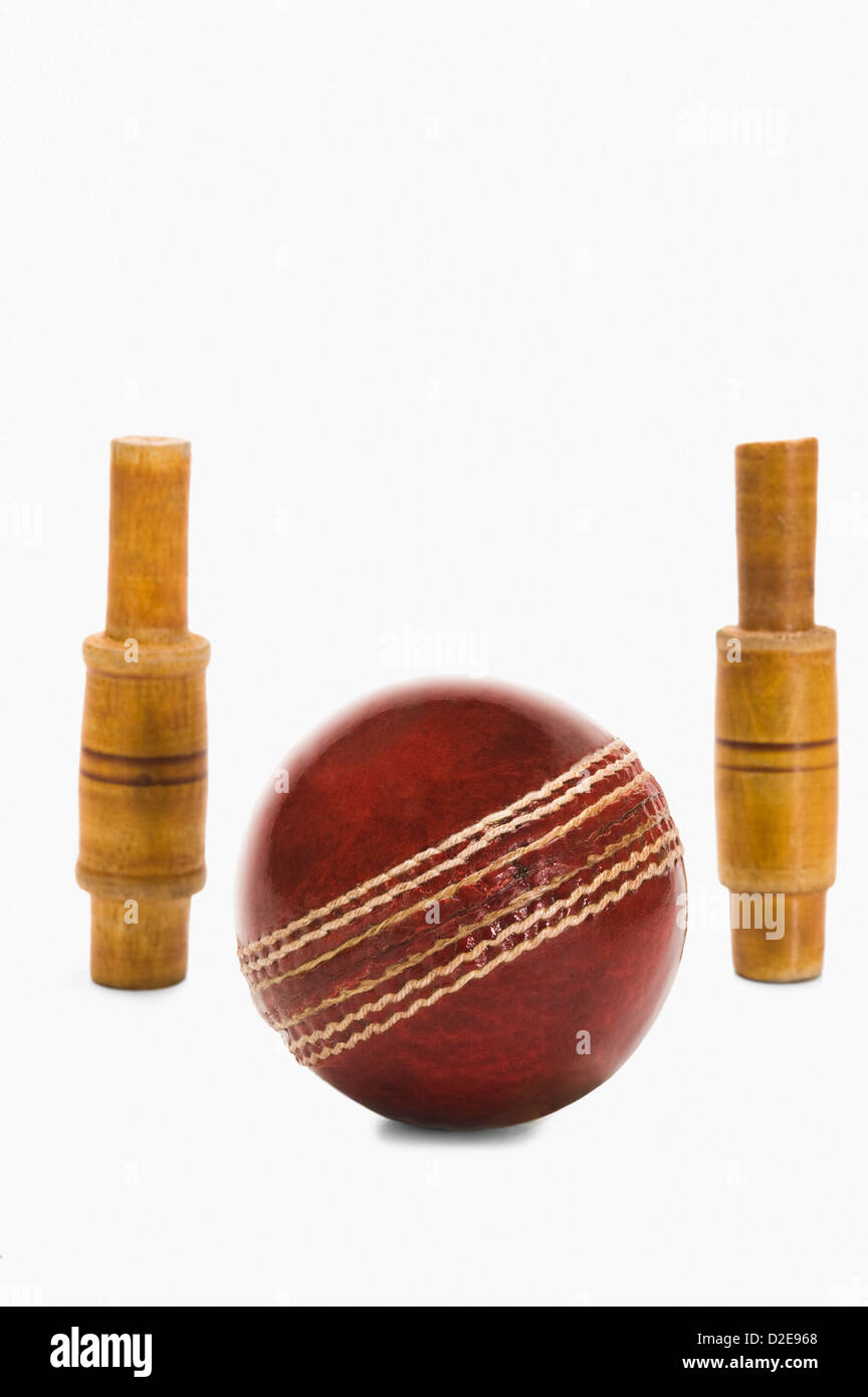 Close-up di una sfera di cricket e di tensionamento Foto Stock