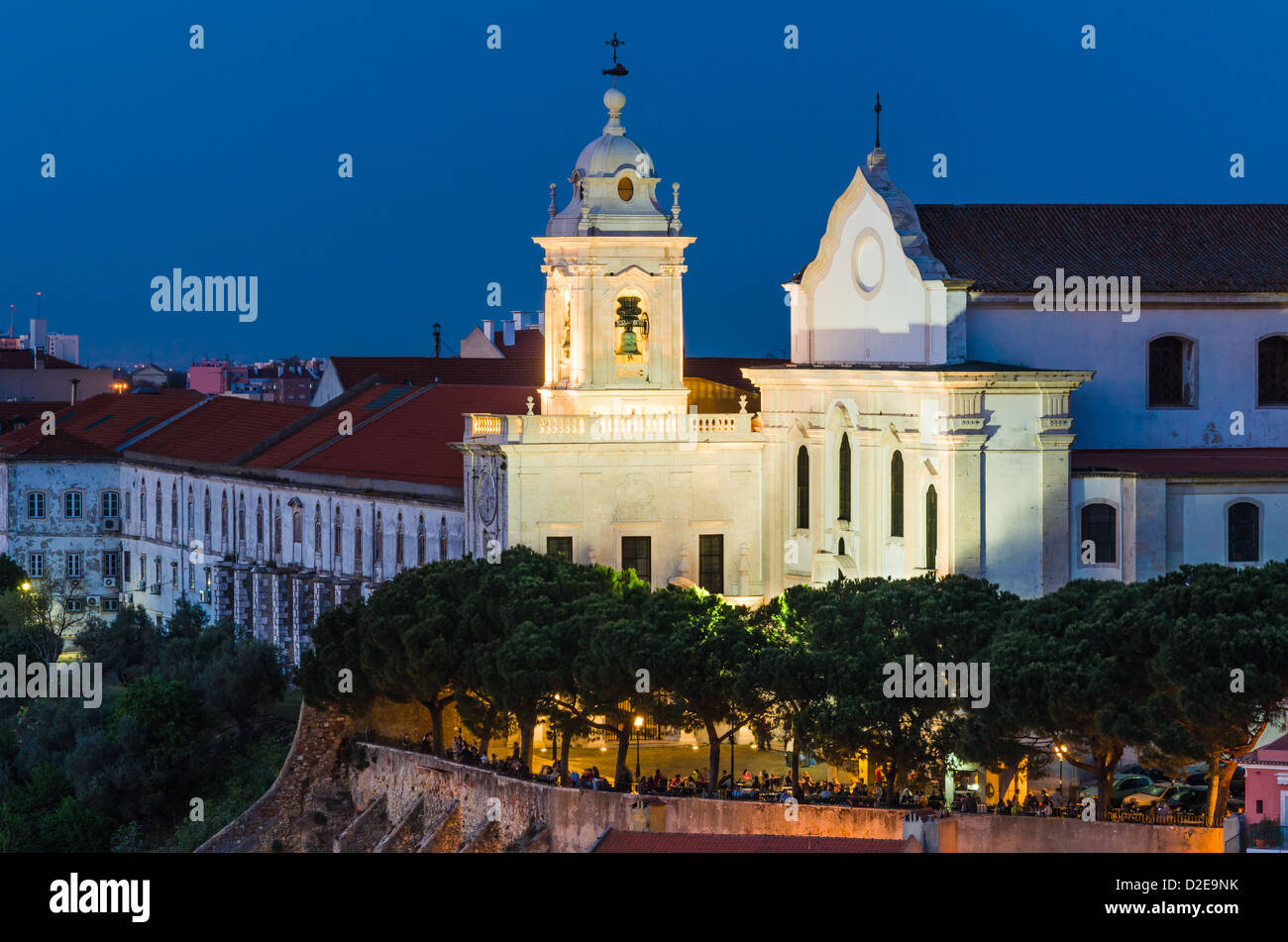 Quartiere di Alfama di Lisbona, uno dei più antichi nella capitale del Portogallo, con la costruzione del Convento della grazia (Portoghese: Foto Stock