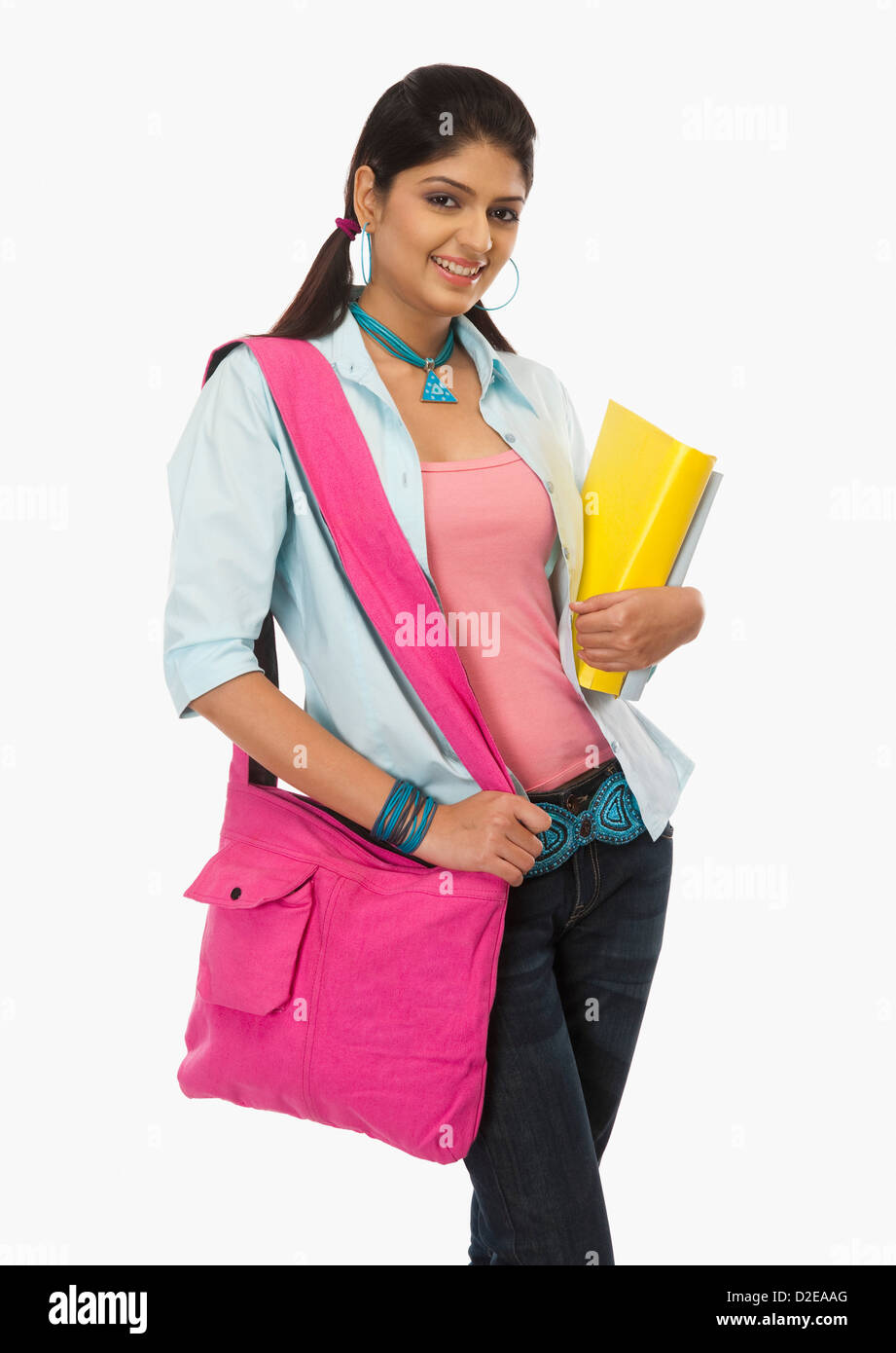 Femmina studente universitario con libri e sorridente Foto Stock