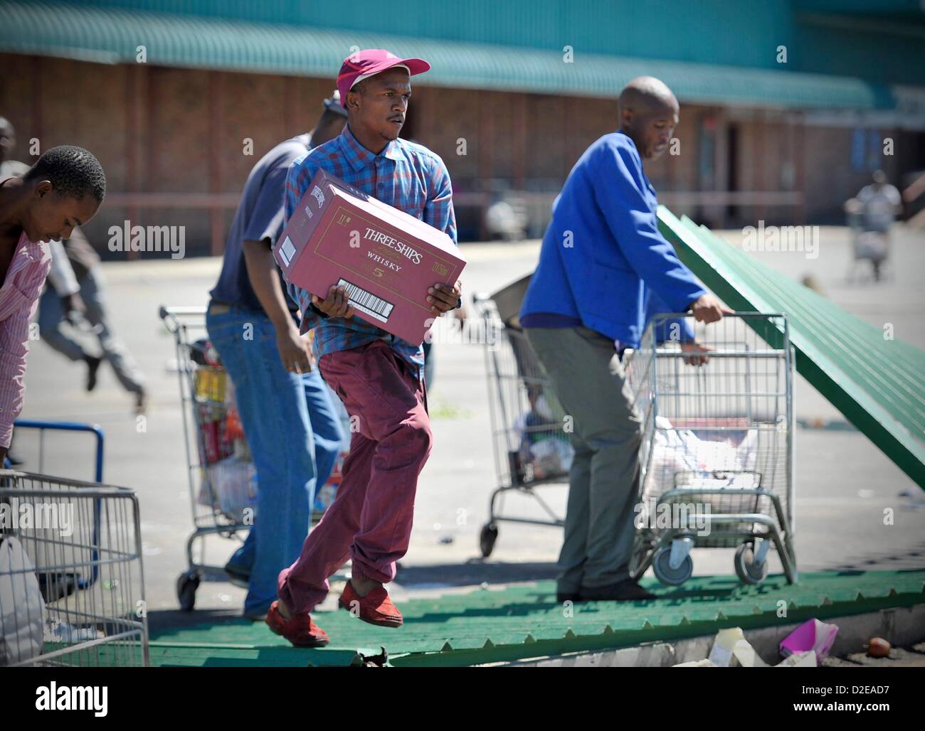 SASOLBURG, SUD AFRICA: contestatori fare una pausa con i loro saccheggiato alcol su gennaio 21, 2013, in Sasolburg, Sud Africa. Protesta scoppiata a seguito dell'annuncio dell'intenzione di integrare i sistemi urbani da Sasol a Parys. (Foto di Gallo Immagini / Foto24 / Lucky Maibi) Foto Stock