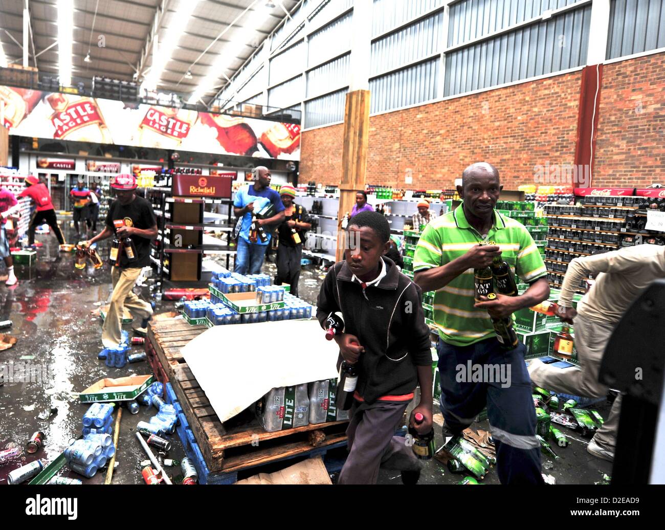 SASOLBURG, SUD AFRICA: contestatori saccheggiare un negozio di liquori a gennaio 21, 2013, in Sasolburg, Sud Africa. Protesta scoppiata a seguito dell'annuncio dell'intenzione di integrare i sistemi urbani da Sasol a Parys. (Foto di Gallo Immagini / Foto24 / Lucky Maibi) Foto Stock