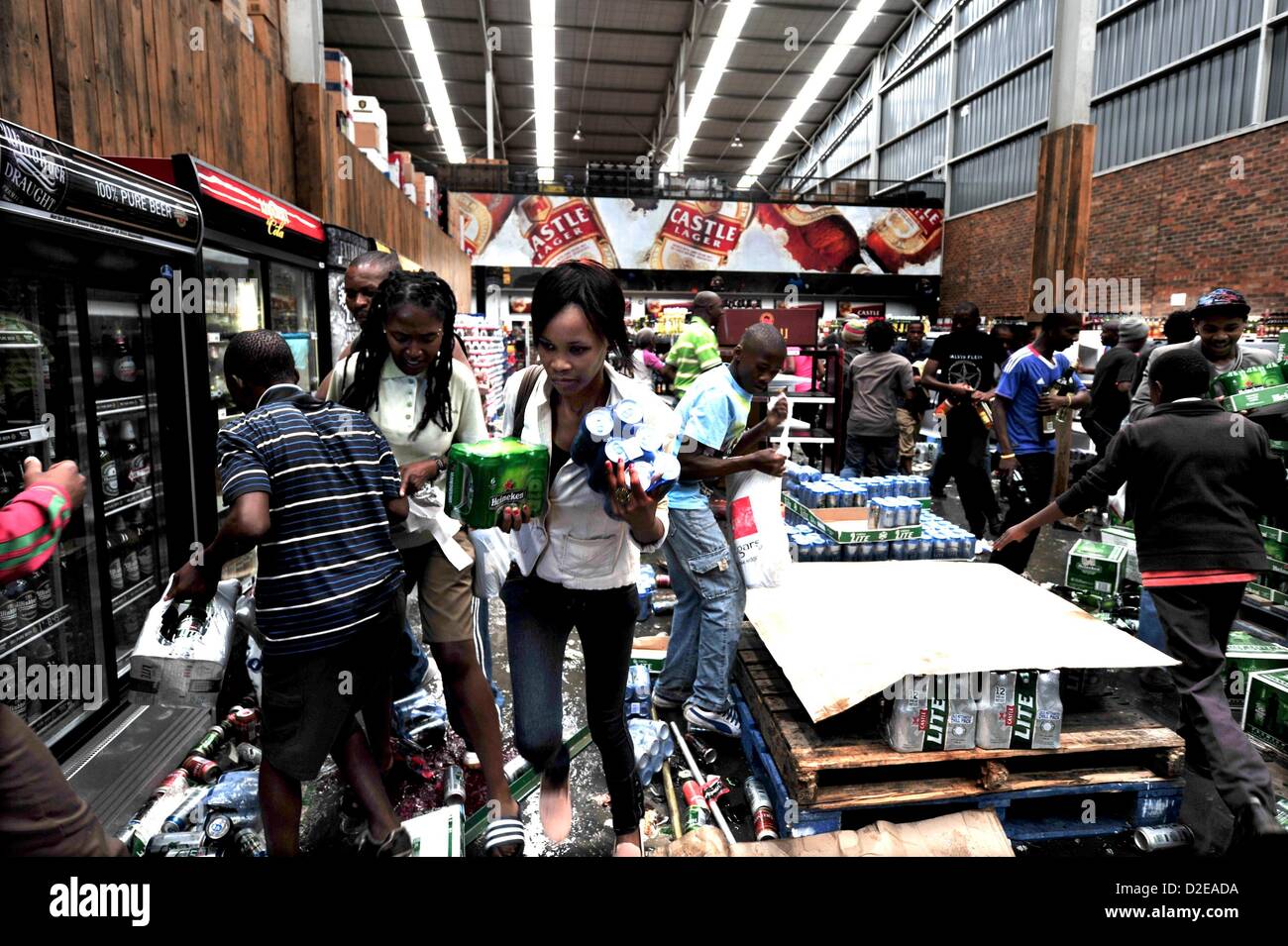 SASOLBURG, SUD AFRICA: contestatori il saccheggio di un negozio di liquori a gennaio 21, 2013, in Sasolburg, Sud Africa. Protesta scoppiata a seguito dell'annuncio dell'intenzione di integrare i sistemi urbani da Sasol a Parys. (Foto di Gallo Immagini / Foto24 / Lucky Maibi) Foto Stock